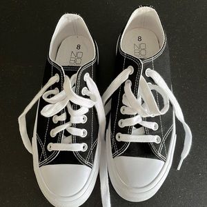 Black neck off converse size 8 women’s